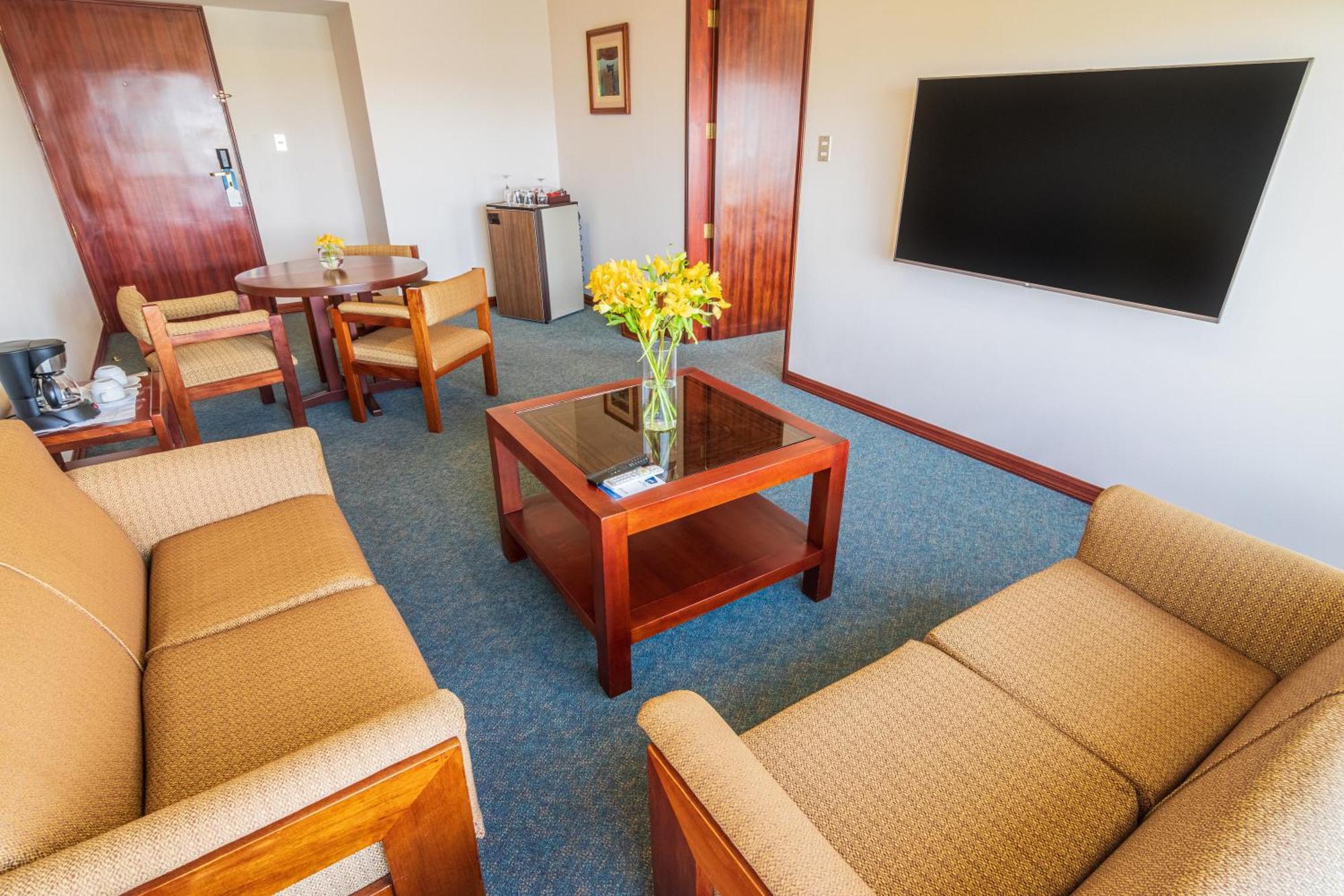 Ghl Hotel Lago Titicaca Puno Zewnętrze zdjęcie A living room in a suite at the hotel